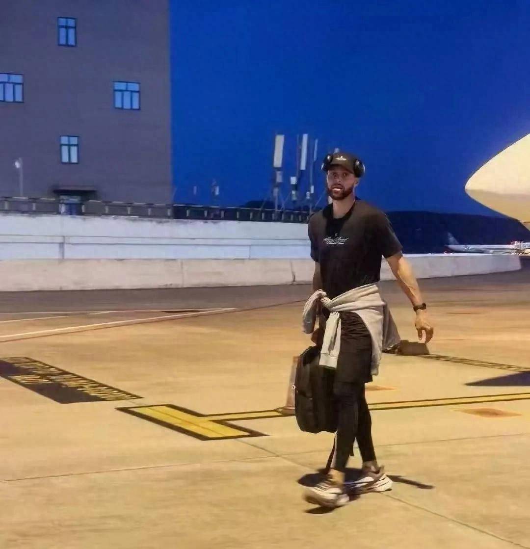 九游体育-库里迎来十二赛季出色发挥，C9观众热烈欢呼！引发球迷热议-九游体育