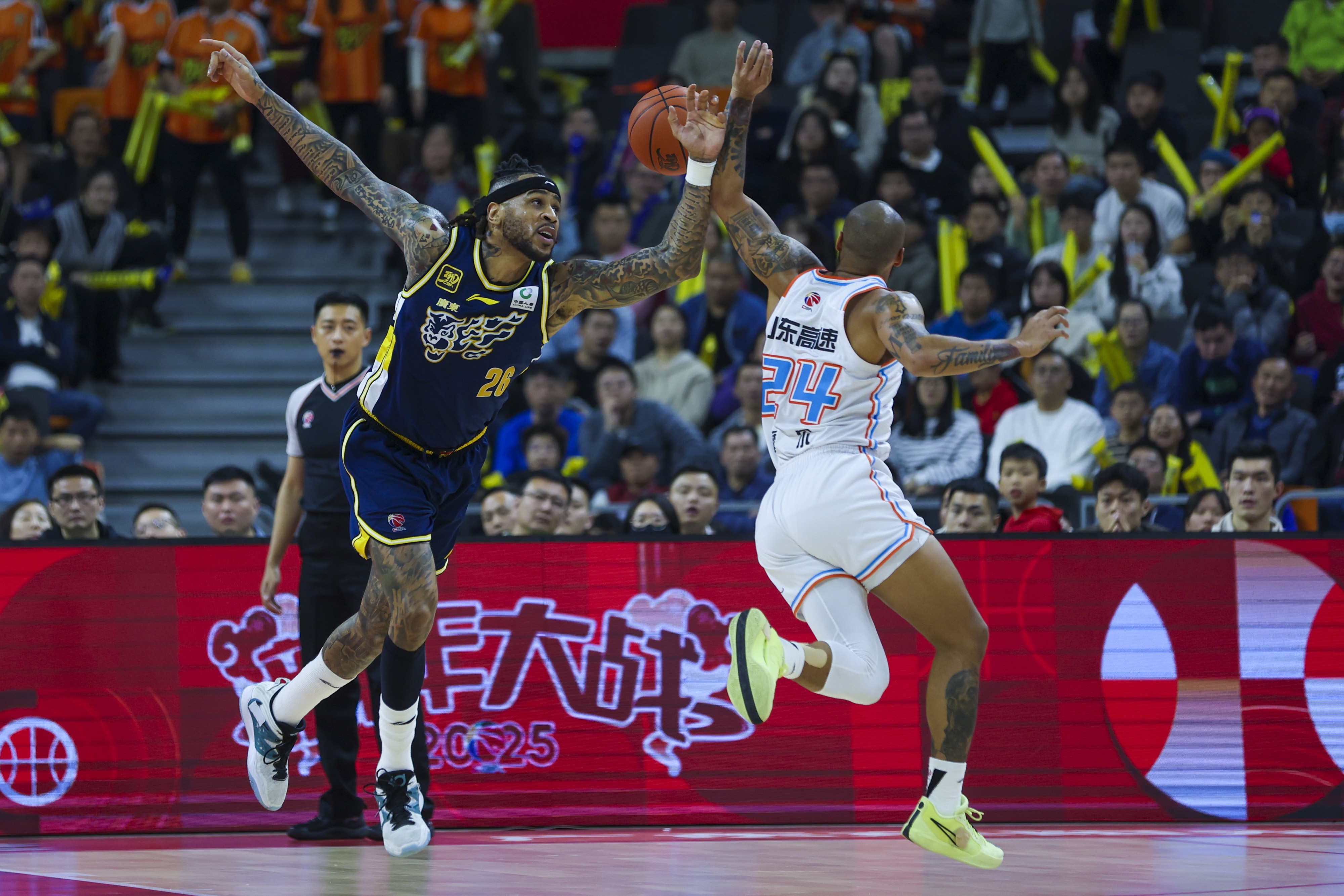 九游游戏中心-赛地聚焦：欧冠清晨热度飙升，深圳男篮外线爆发，赛场秩序良好，球探报告显示潜力-九游游戏中心